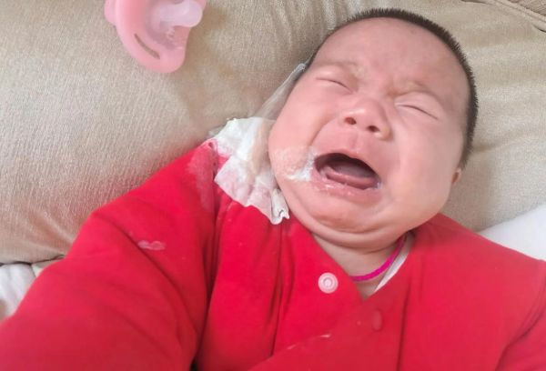 新生宝宝吐奶像豆腐渣怎么回事_需要看医生吗