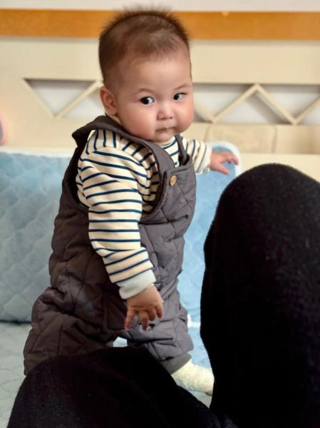 宝宝几个月能站立_站立太早会影响腿型吗