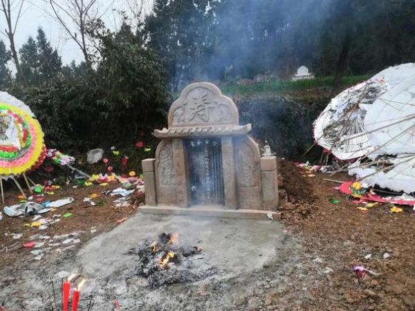 梦到墓地是什么意思_梦见墓地预示着什么