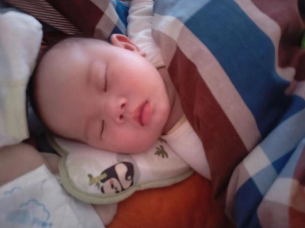 宝宝睡觉转圈正常吗_宝宝睡觉为什么转圈