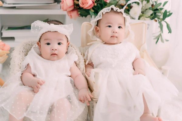 双胞胎宝宝怎么带_双胞胎宝宝喂养技巧