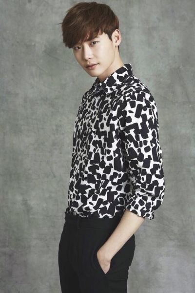 李钟硕图片大全哪里找_李钟硕高清壁纸怎么下载