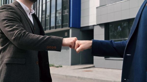 梦到握手是什么意思_梦见和陌生人握手预示什么