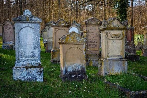 梦到坟是什么意思_梦见坟墓的预兆