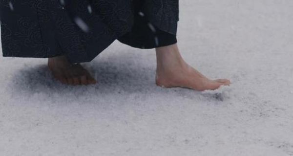 梦到光脚走路是什么意思_光脚走路梦境解析