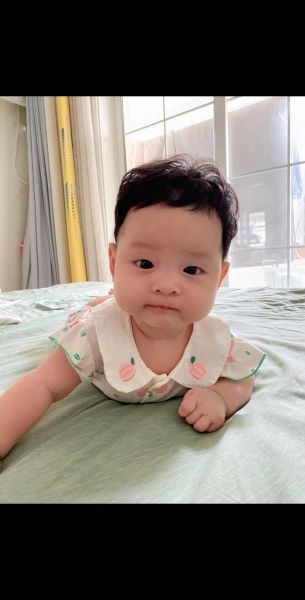 宝宝头稳最晚是几个月_最晚几个月能抬头