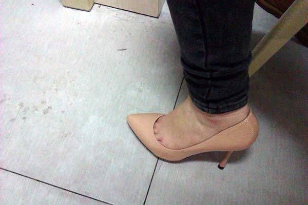 女人梦到两只鞋不一样_预示什么