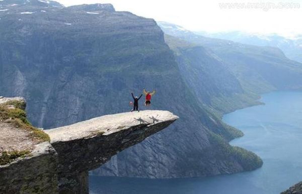 梦到悬崖是什么意思_梦见掉下悬崖怎么办