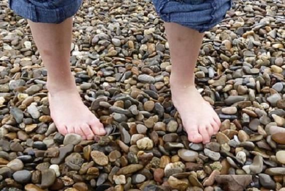 梦到赤脚走路什么意思_赤脚走路梦境解析