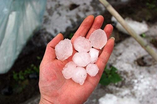 梦到冰雹是什么意思_梦见下冰雹预示什么