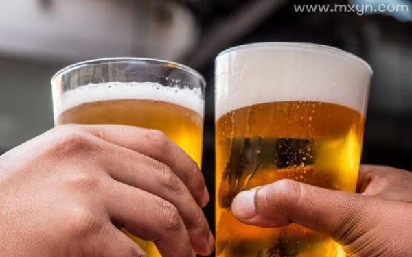 梦到喝酒是什么意思_周公解梦梦到喝酒预示什么