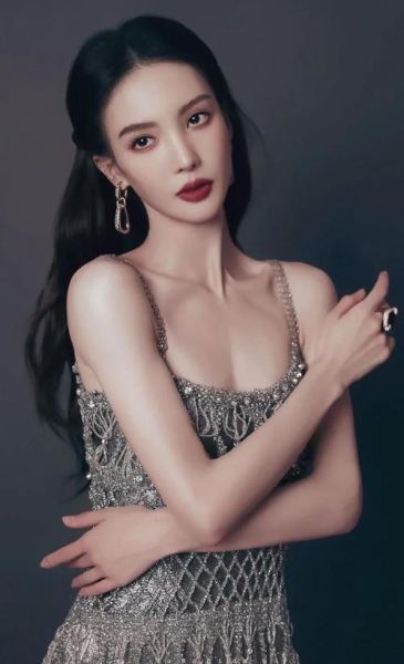 金晨图片大全哪里找_金晨高清壁纸怎么下载