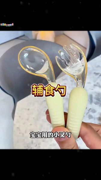 宝宝多大可以自己拿勺子吃饭_训练方法