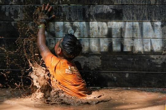 梦到泥潭是什么意思_梦见自己陷进泥潭怎么办